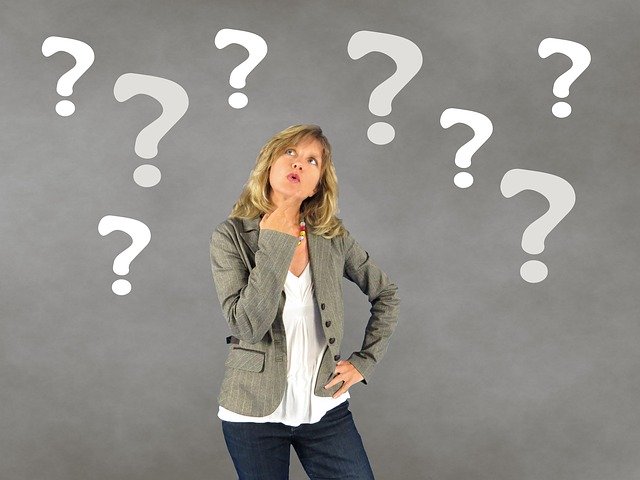 Kérdőjelek gondolkodó nő körül. Fotó a pixabay.com-ról
